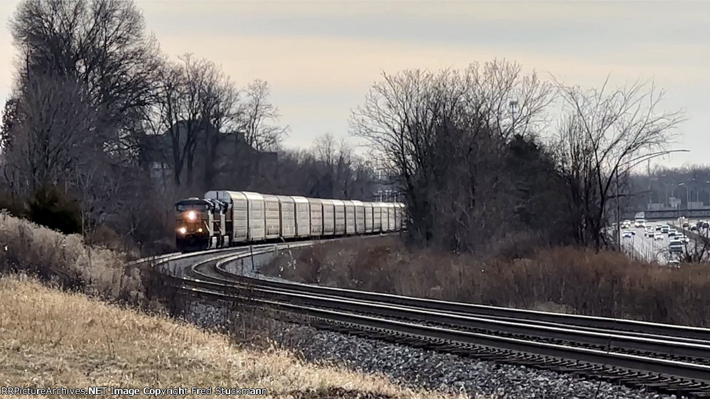 CSX 5251 leads eat on 2.